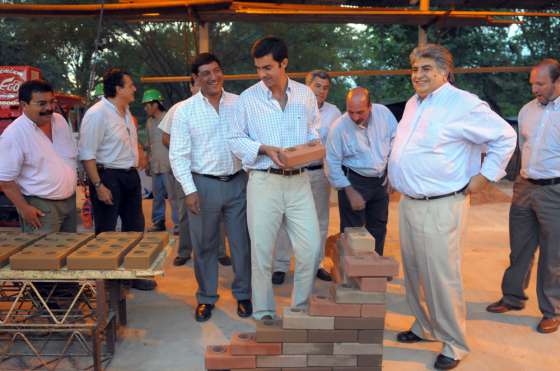 Fue presentado en Yrigoyen el prototipo de vivienda social con ladrillos ecológicos