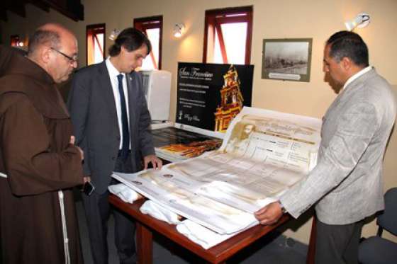 Kosiner entregó donaciones para la Biblioteca del Convento San Francisco