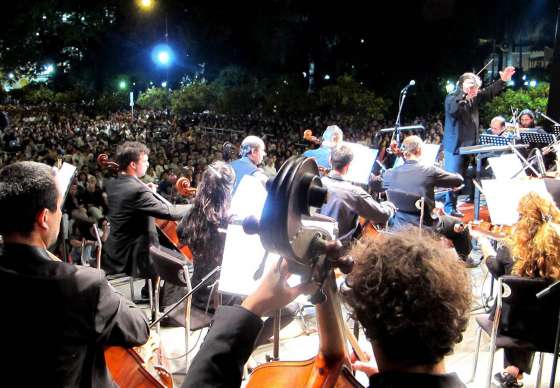 Más de 5 mil personas ovacionaron a la Orquesta en la plaza 9 de Julio