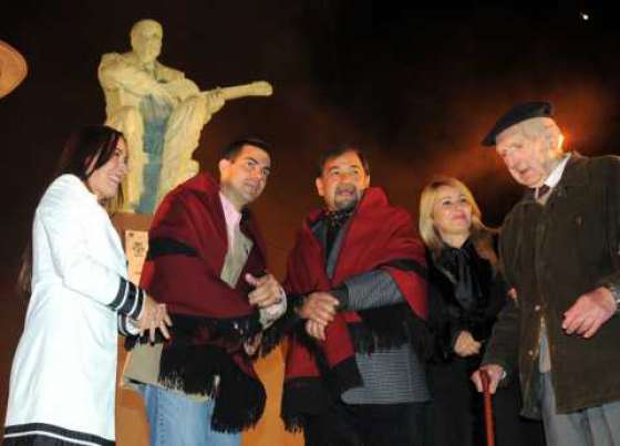 Salta homenajeó a Eduardo Falú en la inauguración del anfiteatro de plaza España