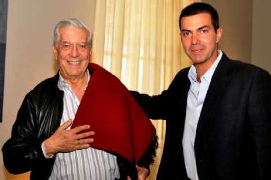 Urtubey almorzó con el nobel de literatura Mario Vargas Llosa