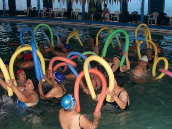 Inscriben para el programa de natación de adultos mayores
