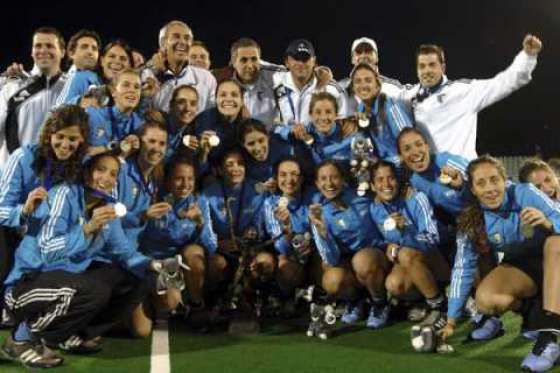 El equipo de Las Leonas junto a los jóvenes salteños
