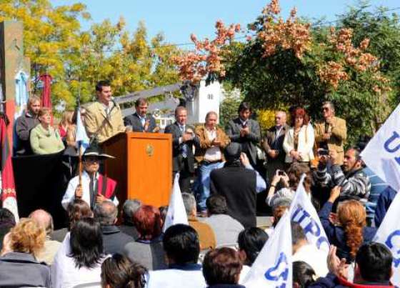 En el Día del Trabajador, el Gobernador habilitó las obras de remodelación de la plaza 1° de Mayo