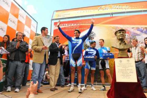 Urtubey recibió en la meta a los ganadores de la clásica 1º de Mayo