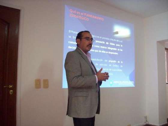 Apaza disertó sobre Planificación Estratégica para municipios