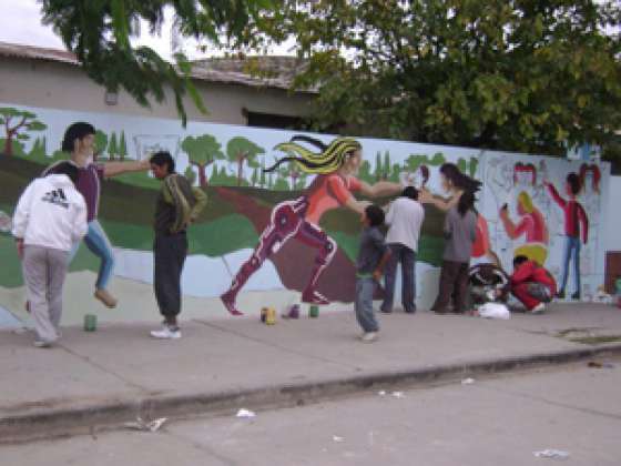 Jóvenes en recuperación realizan un mural en Cachi