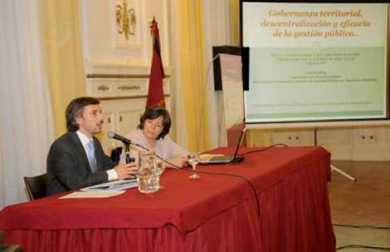 Especialista de Francia brindó charla sobre la evolución de los gobiernos