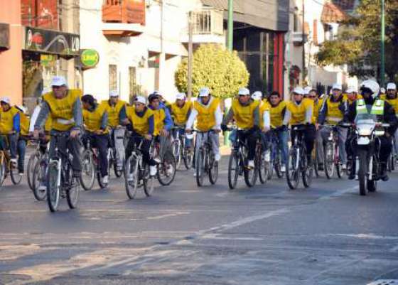 Estudiantes de las Técnicas 2 y 3 compartieron hoy una bicicleteada e hicieron donaciones