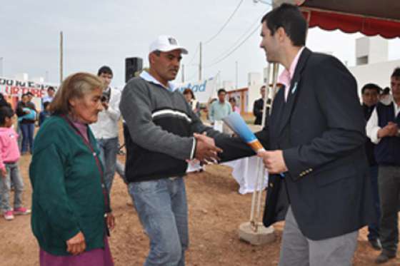 Urtubey entregó soluciones habitacionales en Apolinario Saravia
