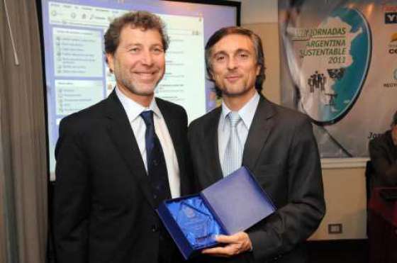 El ministro López Sastre recibió una distinción a la trayectoria futuro sustentable