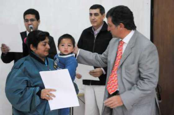 El Gobierno continúa la regularización dominial y entregó escrituras en la zona sudeste capitalina