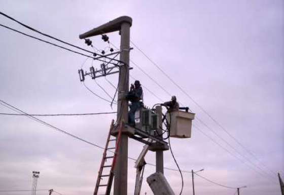 Última etapa de la obra de electrificación en el loteo Cerámica