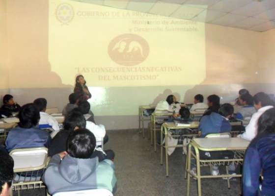 El Ministerio de Ambiente informó a estudiantes sobre mascotismo