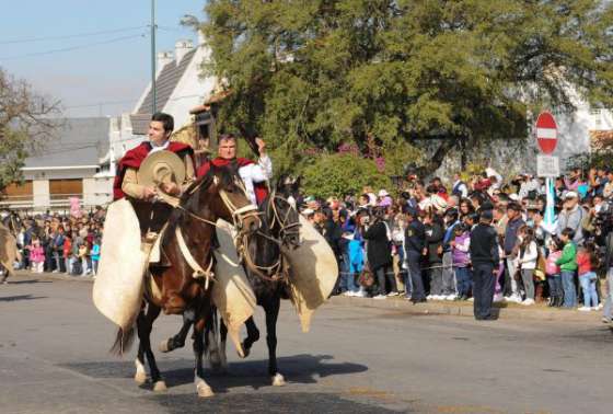 Urtubey recibió el caluroso saludo de gauchos y vecinos