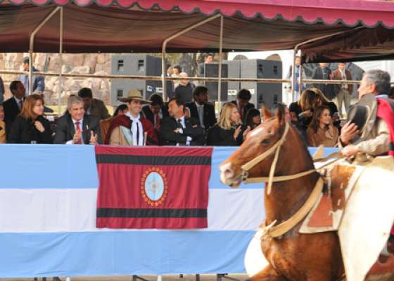 Multitudinario desfile para recordar al general Martín Miguel de Güemes