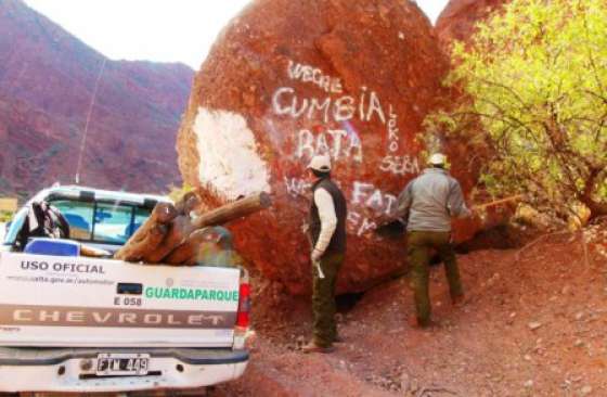 Guardaparques realizan tareas de mantenimiento y conservación del patrimonio natural