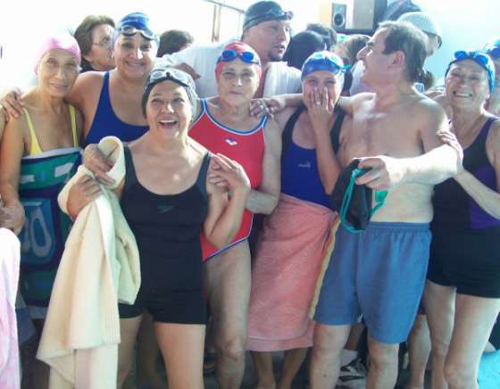 Funciona a pleno el programa de natación para adultos mayores