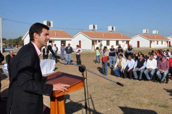 En Orán el Gobernador entregó viviendas para empleados de comercio
