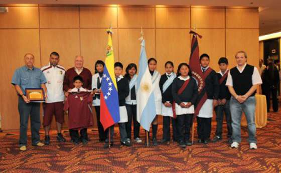 Alumnos salteños saludaron a la delegación de Venezuela
