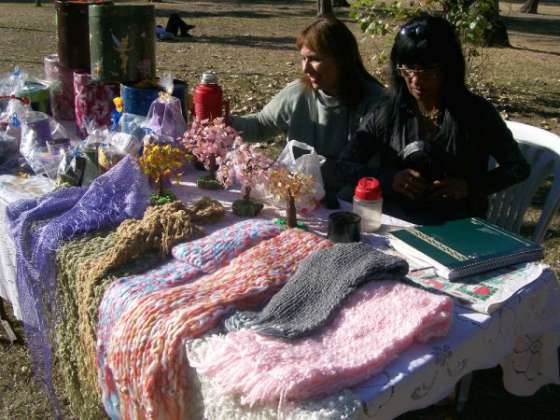 Abuelos de centros y clubes mostraron las artesanías que fabrican