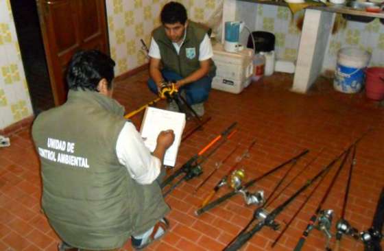 Multaron a pescadores y les secuestraron equipamiento en dique El Tunal