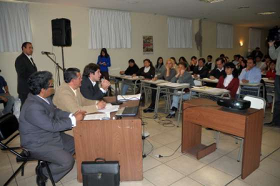 Capacitan a empleados estatales