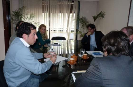 Funcionarios provinciales analizan sistemas de medición de antenas satelitales