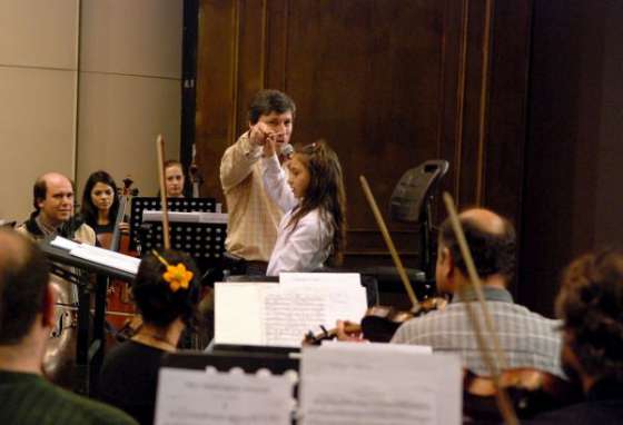 Miles de chicos llenaron la sala del Teatro Provincial en el segundo concierto didáctico de la Sinfónica