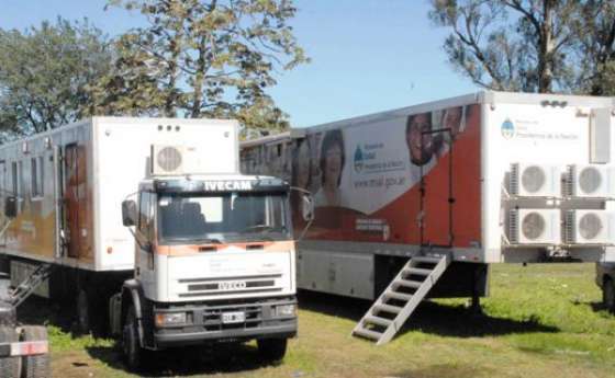 En camiones sanitarios se atiende a comunidades vulnerables