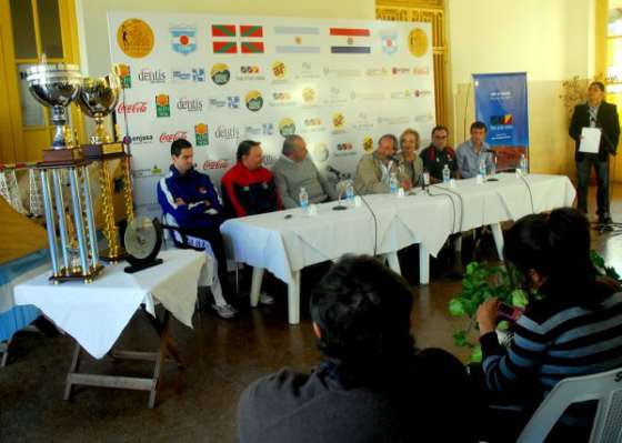 Presentaron las Copas de los partidos amistosos