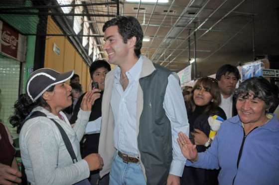 El Gobernador recorrió el mercado municipal y destacó el trabajo diario de puesteros y de su administración