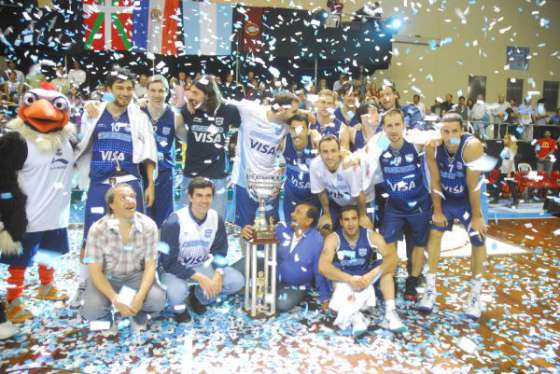 Urtubey entregó la Copa Gobierno de Salta a la selección de básquet