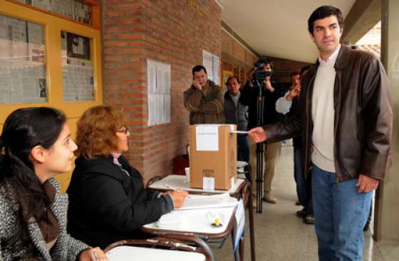 El gobernador Urtubey emitió su voto en las elecciones primarias 2011