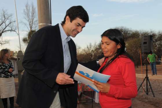 Urtubey entregó viviendas a veinte familias de La Viña