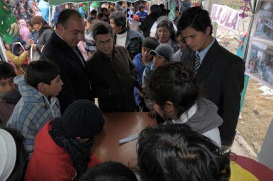 Cientos de vecinos dieron la bienvenida al presidente del BID