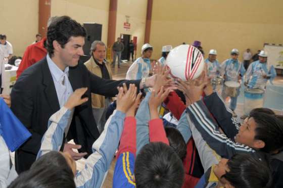 Urtubey entregó camisetas y pelotas de fútbol en el lanzamiento del Campeonato Cebollitas