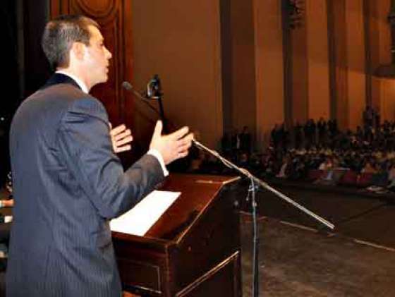 Urtubey dijo que “los jóvenes deben prepararse para vivir en la época de expansión económica más grande de Argentina”