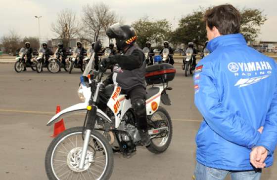 Yamaha capacita a efectivos policiales del 911 en técnicas de manejo seguro