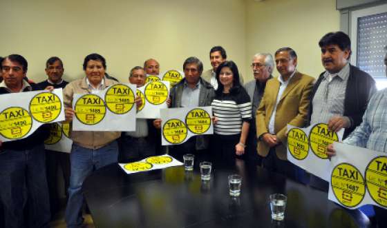 Entregaron 13 licencias veinteañales de taxis