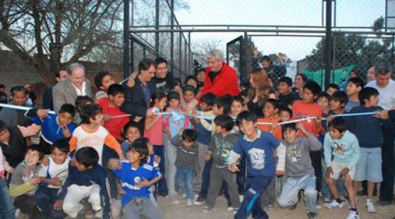 Zottos inauguró un playón deportivo en Villa Los Sauces