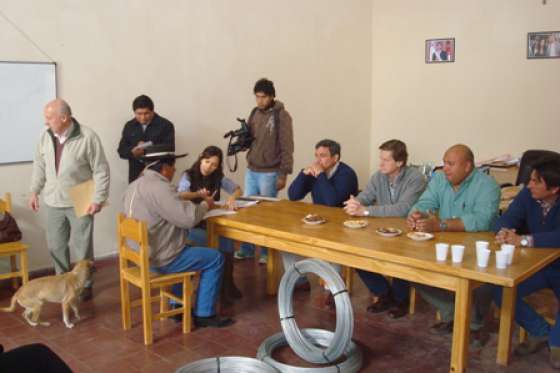 Entregan alambres a pequeños productores