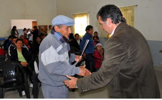 Con la entrega de escrituras continúa la regularización dominial