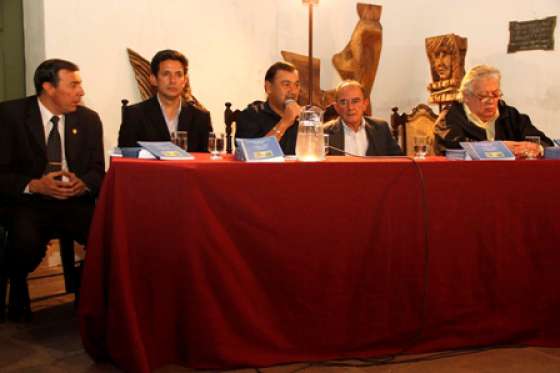 Presentaron libro de antología poética de autores salteños