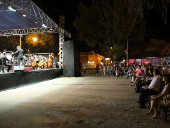 La Sinfónica fue ovacionada en la fiesta por el centenario de Embarcación
