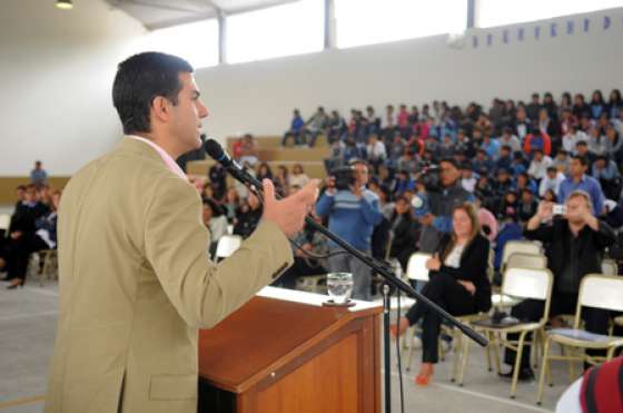 Urtubey inauguró un gimnasio polideportivo del colegio secundario de Vaqueros