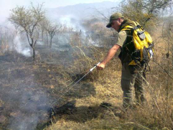 Guardaparques trabajan en la prevención y control de incendios forestales