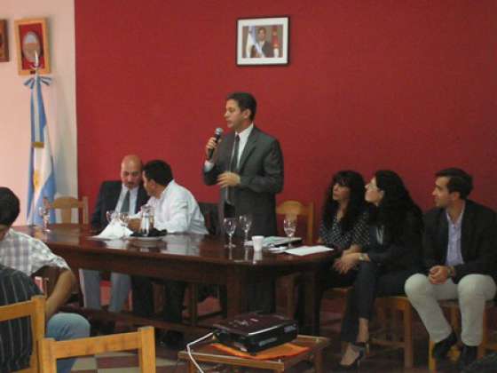 El secretario de Gobierno expuso ante los intendentes electos