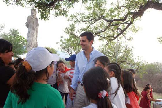 El Gobernador saludó a los niños en el Cristo  de La Caldera
