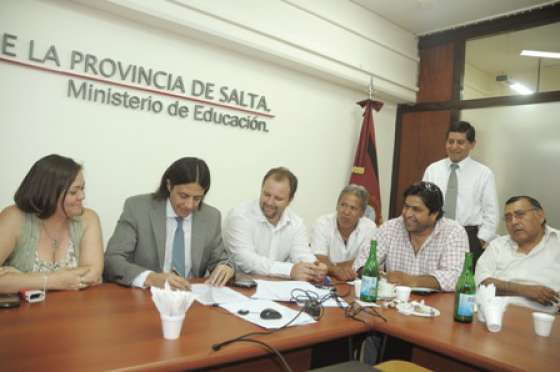 El Gobierno provincial acordó con la Intergremial Docente un aumento salarial del 22% para el 2012